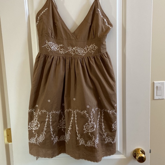 Beautiful brown vacation dress with white embroidery in size M - Picture 6 of 11